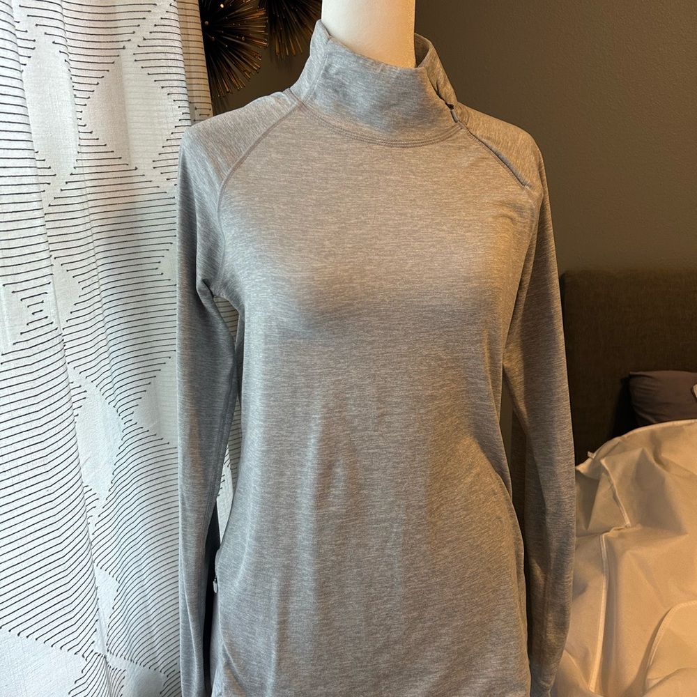 GAP Women's Light Gray Turtleneck Sweatshirt